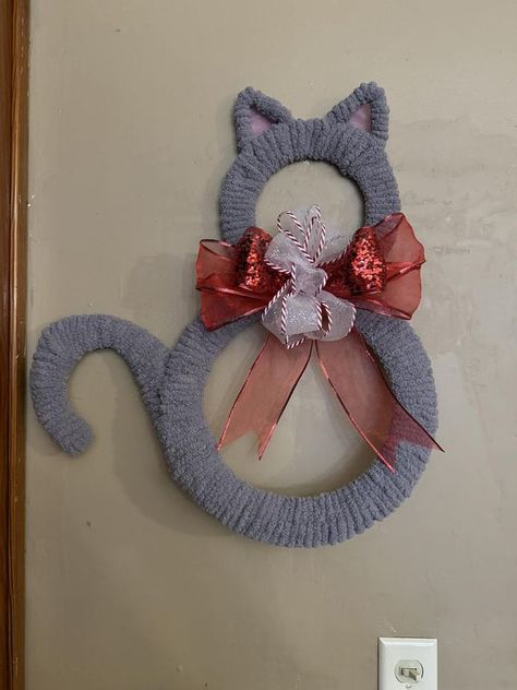 Patriotic Wreath Diy, Yarn Cat, Yarn Wreaths, Cat Wreath, Decorative Wreaths, Deco Wreaths, Girl Scout Ideas, Scout Ideas, Yarn Wreath