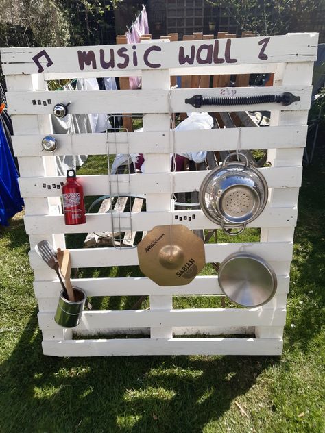 Music Wall Kindergarten, Pallet Music Wall, Music Area Eyfs, Regio Classroom, Outdoor Eyfs, Outdoor Music Area, Eyfs Outdoor, Mud Play, Eyfs Outdoor Area