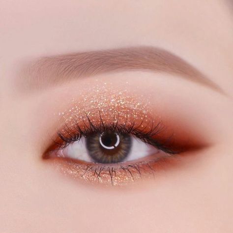 Peach Eye Makeup, Eye Makeup Guide, Korean Makeup Look, Peach Makeup, Korean Eye Makeup, Face Art Makeup, Asian Eye Makeup, Eye Makeup Art, Kiss Makeup