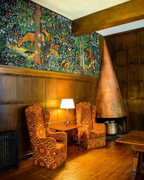 Ian Bowen on Instagram: “Detail of the Mural Room at the Ahwahnee Hotel, Yosemite National Park. The toile peinte mural is by Robert Boardman Howard. #Ahwahnee…” Americana Interior Design, Ahwahnee Hotel, Exposed Beams Ceiling, Stacked Stone Walls, National Park Lodges, A Night At The Opera, Types Of Rooms, Wes Anderson, Arts And Crafts Movement