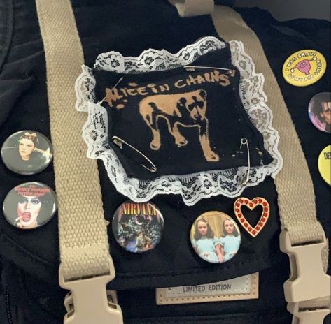 Patch Bag Punk, Bag With Pins And Patches, Punk Bag Diy, Punk Patches Diy, Punk Crafts, Punk Embroidery, Patches Backpack, Punk Bag, Patch Backpack