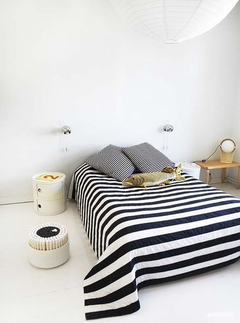 simple black & white striped bedding Spanish Fan, Wedding Fan, Fan Hand, Striped Bedding, Bed Spread, Fan Fashion, Folding Fan, House Design Photos, Exclusive Gift