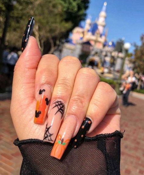 Halloween Disney Nails Acrylic, Disney Fall Nail Designs, Disney Spooky Nails, Disney Halloween Nails Simple, Halloween Mickey Nails, Disney Halloween Nails Acrylic, Holloween Nails 2022, Disneyland Halloween Nails, Spooky Disney Nails