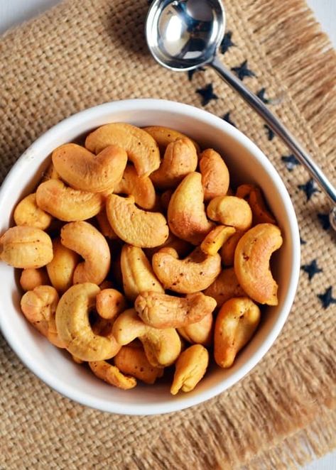 Roasted cashew nuts recipe- easiest way to roast cashew nuts at home with very less Salted Cashews, Cashew Recipes, Burfi Recipe, Roasted Cashews, Nut Recipes, Easy Oven, Roasted Nuts, Cashew Nut, Starters Recipes