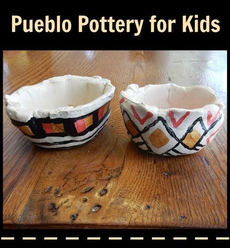 A Pueblo pottery project for kids to make with real clay: fun way to learn about artifacts from the American Indians of New Mexico. Pottery For Kids, Pottery Cool, Pottery At Home, Native American Art Projects, Native American Projects, Native Americans Unit, Multicultural Art, Secular Homeschool, Native American Studies