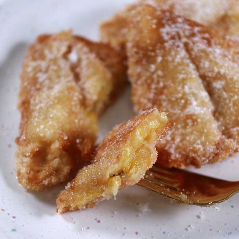 Filipino banana fritters (maruya) Maruya Recipe, Banana Fritters Recipe, Fried Banana Recipes, Food In The Philippines, Cambodian Recipes, Cooking Bananas, Pinoy Dessert, Banana Dip, Banana Recipe