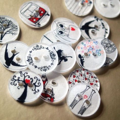 How to Make Plastic Buttons Plastic Fou, Make Your Own Buttons, Shrinky Dink Crafts, Shrink Art, Shrinky Dink, Diy Buttons, Plastic Crafts, Shrink Plastic, How To Make Buttons