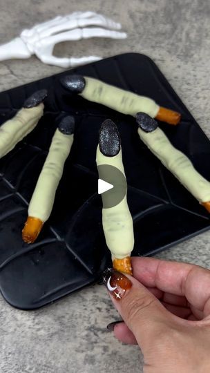 Caramel Chews, Halloween Boards, Maria Gomez, Witch Fingers, Easy Halloween Treats, Diy Halloween Treats, Witches Fingers, Halloween Entertaining, Caramel Pretzels