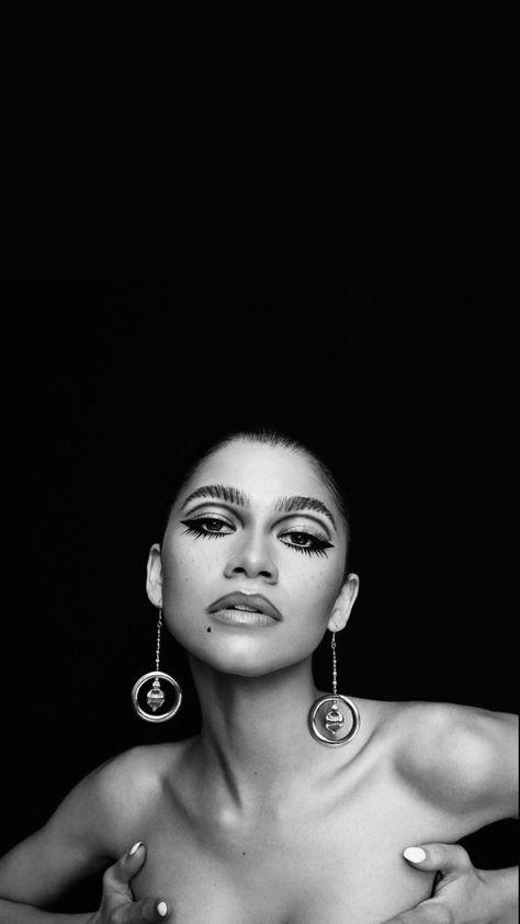 Zendaya Headshots, Monotone Photoshoot, Editorial Photography Black Women, Editorial Photography Portrait, Zendaya Wallpaper, Edgy Photography, Model Headshots, Ideas Photoshoot, Creative Photoshoot