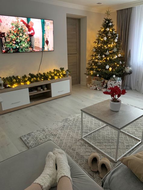 First Apartment Decorating, Christmas Apartment, Cozy Christmas Decor, Christmas Decor Inspiration, Xmas Deco, Classy Decor, Christmas Interiors, Christmas Decorations Living Room, Tv Decor