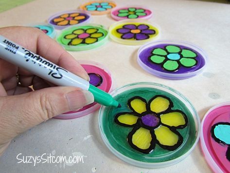 pringles lid crafts | Color in the flowers with colored sharpies. For more color selections ... Lid Crafts, Sharpie Colors, Upcycle Plastic, April Crafts, Suncatcher Craft, Easy Craft Ideas, Scouts Crafts, Spring Projects, Plastic Lids