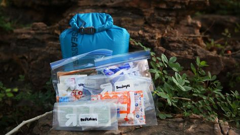 Check it out...... How to Build a Proper First-Aid Kit First and foremost, the best first-aid kit you can have is one you know how to use. If you spend a decent amount of time in the backcountry, we highly recommend investing in a wilderness first-aid course. It's only a weekend of your time and could save ...and more » www.3cpr.org Diy First Aid Kit, Camping First Aid Kit, Tent Camping Hacks, First Aid Course, Camping Hacks Diy, Kit Home, Aid Kit, Survival Prepping, Camping Equipment