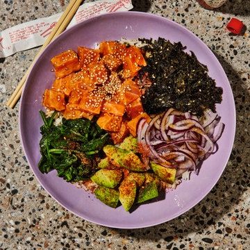 Salmon Meals, Salmon Poke Bowl Recipe, New Years Day Dinner, 15 Minute Meals Dinners, Salmon Poke Bowl, Crispy Seaweed, Poke Bowl Recipe, Cured Salmon, 15 Minute Dinners