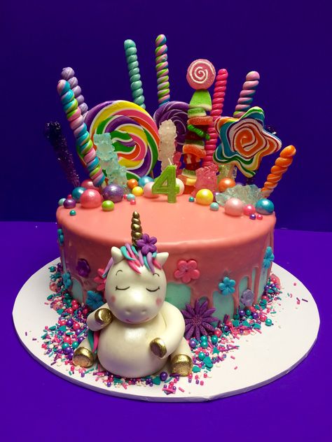 Fat unicorn drip cake topped with rock candy, lollipops, gum balls & spinkles. Fondant unicorn. Unicorn Candy Cake, Unicorn Drip Cake, Pregnant Recipes, Alice Cake, Cake Nature, Fondant Unicorn, Cake Chorizo, Recipes For Teens, Fat Unicorn