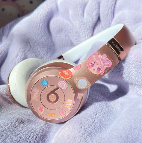 #headphones #stickers #pink #sparkle #glitter #cute #aesthetic #ideas Beats Headphones Stickers, Stickers On Beats Headphones, Aesthetic Beats Headphones, Pink Beats Headphones Aesthetic, Headphone Deco, Beats Headphones Aesthetic, Headphones Accessories, Headphone Decoration, Ipad Inspo