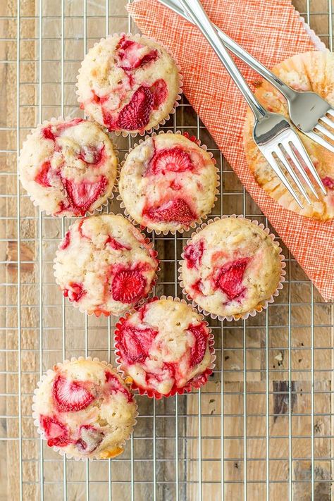 Strawberry Banana Muffins, Quick Baking, Strawberry Breakfast, Poppy Seed Muffins, Strawberry Muffins, Lemon Poppyseed Muffins, Nutrient Rich Foods, Banana Recipes, Strawberry Banana