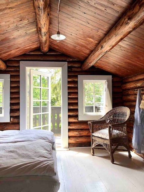 Could This Hygge Danish Log Cabin Be Your Holiday Home?! Log Cabin White Trim, Rustic Log Cabin Interior Ideas, White Log Cabin Interiors, Log Cabin Flooring Ideas, Scandinavian Wooden House, Log House Interior, White Log Cabin, Log Cabin Style, Cabin Style Homes