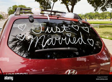 Download this stock image: Just married sign on rear windshield of car - USA - E5XKK7 from Alamy's library of millions of high resolution stock photos, illustrations and vectors. Car Window Paint, Huppah Wedding, Mums Wedding, Just Married Sign, Just Married Car, Bridal Car, June Bride, Wedding Car Decorations, White Paint Pen