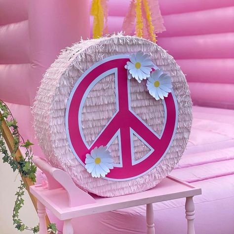 Nati's Good vibes only party! | CatchMyParty.com Peace Sign Party, Boho Party Favors, Flower Party Themes, Hippie Birthday Party, Bohemian Birthday, Birthday Pinata, Hippie Birthday, Piñata Ideas, Hippie Party