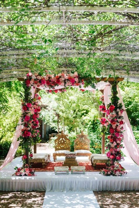 Intimate Indian Wedding Decor, Intimate Hindu Wedding, Indian Wedding Altar, Simple Wedding Mandap Decor, Indian Wedding Arch, Spring Indian Wedding, Simple Mandap Design, Simple Wedding Mandap, Flower Mandap