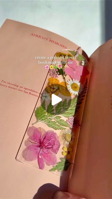 Book Mark With Pressed Flowers, Glass Pressed Flowers Diy, Bookmarks Pressed Flowers, Real Flower Bookmarks, Pressed Flower Art Aesthetic, Pressed Leaf Bookmarks, Diy Teacher Bookmarks, Dried Flowers Bookmark Diy, Pressed Flower Bookmark Laminated