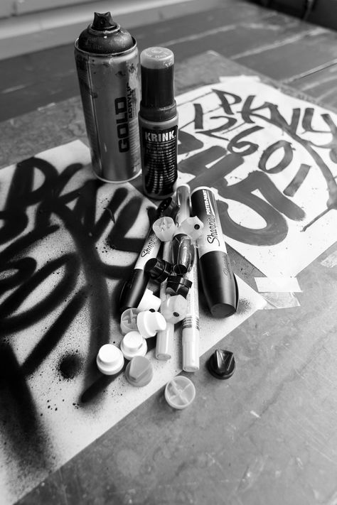 Graffiti life! Gangster Drawings, Old School Pictures, Barber Tattoo, Graff Art, Graffiti I, Old School Fashion, Real Hip Hop, 4 Elements, School Pictures