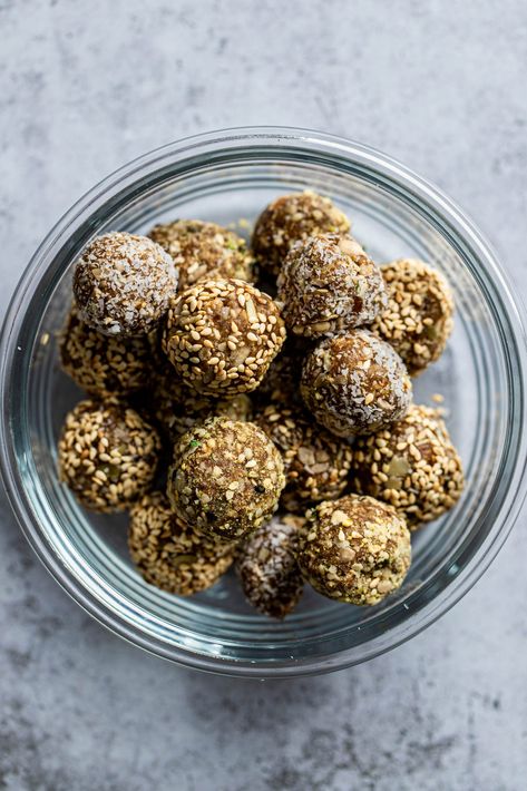 Tahini Power Balls Tahini Power Balls, Date Tahini, Tahini Date, Date Balls, Power Balls, Snack Treat, Protein Ball, Healthy Snacks Easy, Breakfast On The Go