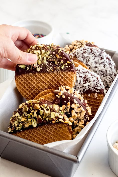 These stroopwafel ice cream sandwiches are made with smooth and creamy vanilla ice cream sandwiched between two ooey-gooey caramel-filled stroopwafels, dipped in melted chocolate, and then topped with your favorite toppings. #icecream #stroopwafel #dessert #summerrecipe #frozentreat Waffle Chips For Ice Cream, Ice Cream Breakfast, Stroopwafel Recipe, Ice Cream Tacos, Waffle Ice Cream Sandwich, Creamy Vanilla Ice Cream, Waffle Ice Cream, Gooey Caramel, Dipped In Chocolate