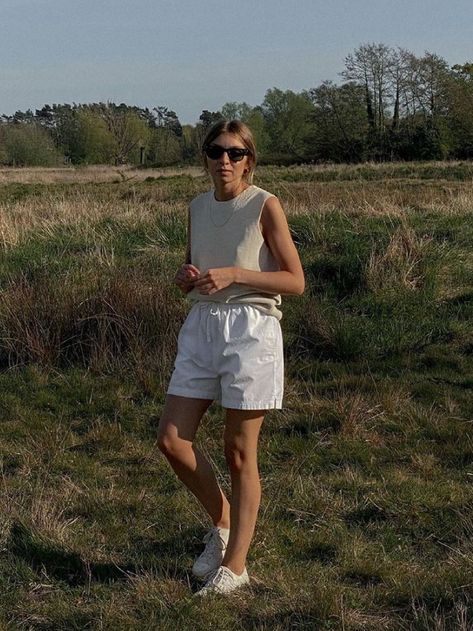 Minimalist Fashion: 2020's Version Is Anything But Boring | Who What Wear UK Brittany Bathgate, Minimal Stil, Slow Clothing, Minimalist Moda, Minimalist Summer, Fashion Buyer, Summer Fits, Clothes Ideas, Nice Shorts