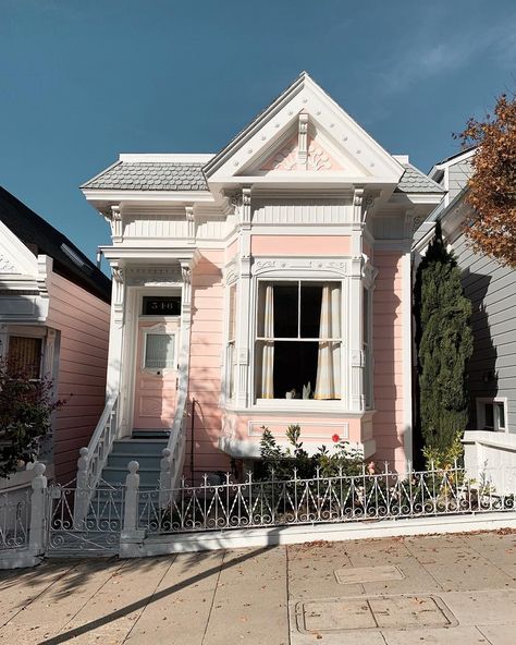 San Francisco (California) Country Cottage Bedroom, Architecture Renovation, Little Cottages, San Francisco Houses, Country Cottage Decor, Casa Vintage, Victorian Cottage, Apartment Architecture, Pink House