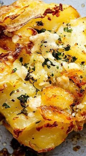 Crispy garlic butter smashed potatoes Parmesan Smashed Potatoes, Cooking Pork, Crispy Garlic, Avocado Dip, Potato Sides, Smashed Potatoes, Potato Side Dishes, Crumpets, Vegetarian Cooking