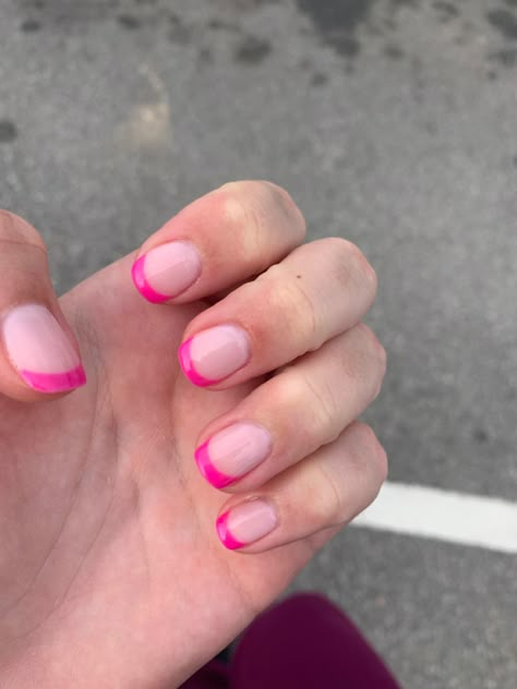 Plane Short Nails, Summer Nails No Tips, Multi Pink French Tip Nails, Hot Pink Nail Inspo Short, Hot Pink French Tips Short, Pink French Tip Nails Round, Pink Nail French Tip, Hot Pink French Tip Nails Short, Hot Pink Tip Nails