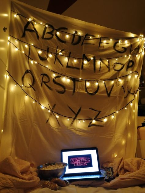 Stranger things movie night with my best friend Stranger Things Abc Wall, Stranger Things Movie Night, Stranger Things Marathon, Stranger Things Sleepover, Disney Movie Night Ideas, Stranger Things Movie, English Autumn, Stranger Things Party, Abc Wall