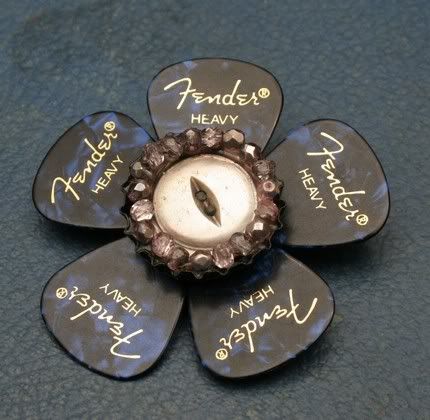 Guitar pick flower Guitar Picks Crafts, Guitar Pick Art, Pick Flowers, Guitar Design, Guitar Picks, Clever Crafts, Wire Crafts, Memorial Keepsakes, Flowers Diy