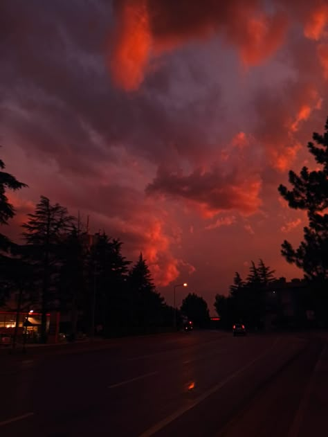 Cloudcore Aesthetic, Dawn Aesthetic, Dark Sunset, Beach Sunset Photography, Sunrise Aesthetic, Pretty Cottage, Twilight Sky, Amazing Nature Photography, Evening Sky