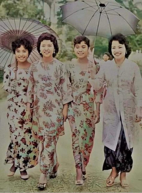 Malaysian Illustration, Klasik Melayu, Johor Bahru, Hari Raya, Image Macro, 60s Fashion, The 50s, Historical Fashion, Old Photos