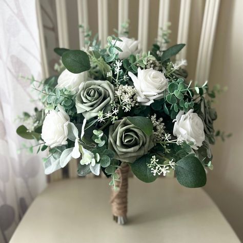 Green And Silver Wedding Bouquet, Sage Green Flower Bouquet, Sage Green Wedding Bouquet, White Roses With Greenery, Flower Bouquet Green, Wedding Bouquet Eucalyptus, Greenery Bridal Bouquet, Bouquet Eucalyptus, Eucalyptus Wedding Bouquet