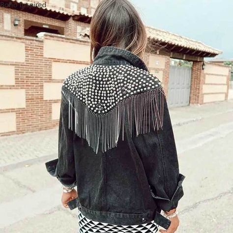 Traje Cowgirl, Denim Jacket Long, Tassel Jacket, Studded Denim Jacket, Look Boho Chic, Chic Jacket, Fringe Jeans, Hens Party, Bachelorette Party Outfit