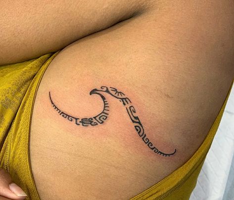 Unique Hawaiian Tattoo, Polynesian Tattoos Women Small, Simple Moana Tattoo, Maui Hawaii Tattoo Ideas, Small Moana Tattoos Ideas, Beachy Sleeve Tattoo, Hawaiian Wave Tattoo, Women Hawaiian Tattoo, Cute Hawaiian Tattoos