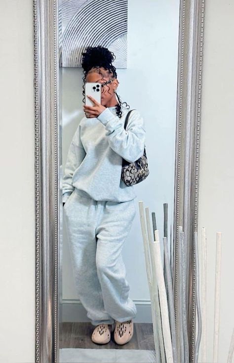 Cold Outfits Black Women, Comfy Outfits Black Women, Spider Clothing, Spider Hoodie, Sp5der Hoodie, Mode Hipster, Baddie Outfit, 9th Grade, Chill Fits