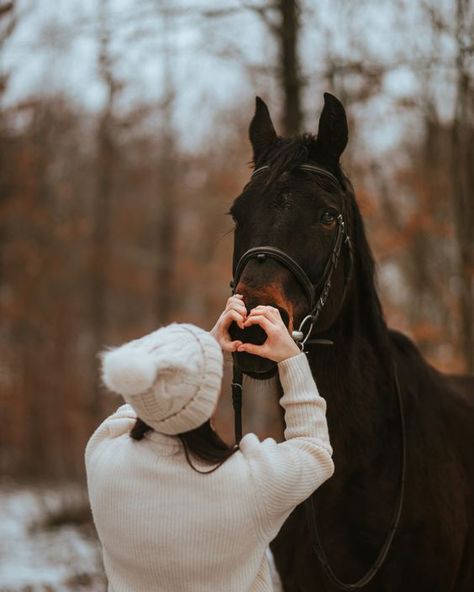 Photoshoot Horse Ideas, Horse Winter Photoshoot, Photos To Take With Your Horse, Horse Photo Shoot Ideas, Pictures With Horses Photography Ideas, Photo With Horse Ideas, Horse Picture Ideas, Photoshoot With Horse Ideas, Photography With Horses