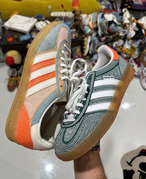 Sambas Colorful, Sambas Wales Bonner, Smart Casual Menswear, Striped Sneakers, Shoe Wardrobe, Adidas Outfit, Fresh Shoes, Aesthetic Shoes, Adidas Gazelle