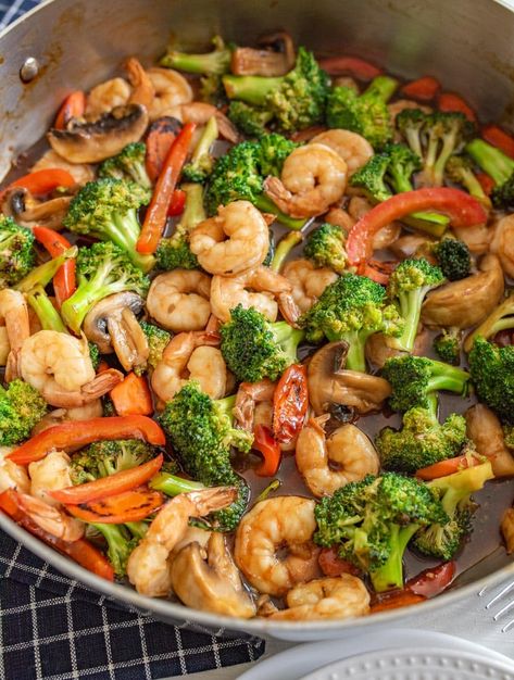 Quick easy and healthy shrimp stir fry that is made with lots of vegetables, shrimp, and a simple homemade sauce in 30 minutes or less. Fry Shrimp Recipes, Shrimp Peppers, Italian Shrimp, Fry Shrimp, Stir Fry Shrimp Recipes, Stir Fry Recipes Healthy, Shrimp Stir Fry, Plats Healthy, Healthy Italian