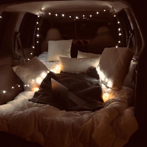 Gave my jeep a makeover for a date ❤️ Jeep Interior Decor, Jeep Date, Inside Of A Jeep, Trunk Bed Date, Jeep Trunk, Jeep Bed, Aaron Lycan, Trunk Ideas, Jeep Jku