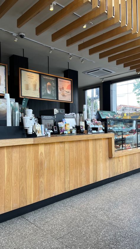 Starbucks Layout, Bloxburg Starbucks, Cafe Counter Design, Starbucks Interior, Cafeteria Design, Bloxburg Town, Restaurant Layout, Sweet Box Design, Cafe Counter