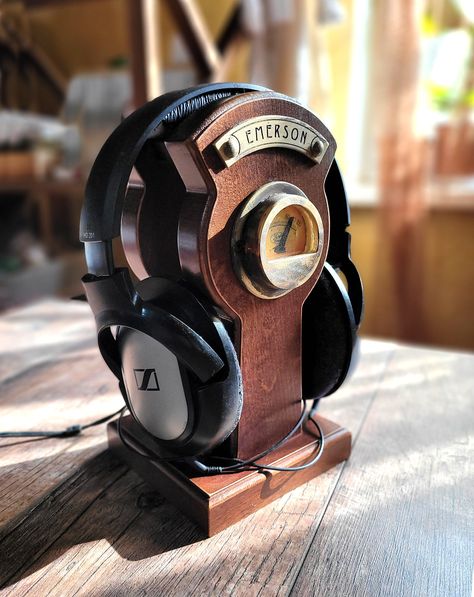 Bandsaw Projects, Cnc Machine Projects, Wood Headphones, Diy Storage Shelves, Headset Stand, Radio Vintage, Headphone Stand, Headphone Holder, Headphone Stands