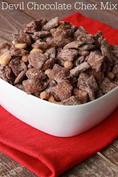 Churro Muddy Buddies, Chocolate Chex Mix Recipes, Chocolate Chex Mix, Chex Mix Puppy Chow, Chocolate Chex, Muddy Buddies Recipe, Muddy Buddy, Puppy Chow Recipes, Bite Size Snacks