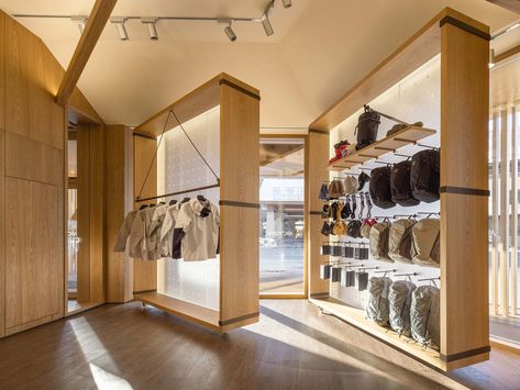 Ski Store, Retail Interior, Wood Interiors, Extra Storage Space, Retail Space, Retail Shop, Ski Resort, Retail Design, Cool Lighting