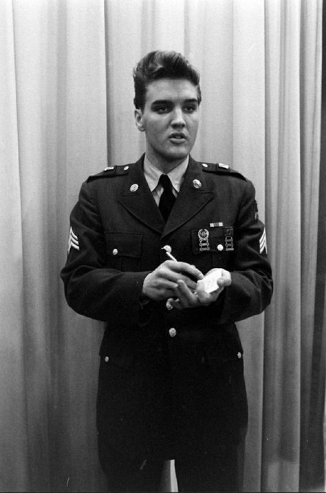 Elvis Presley at Fort Dix, New Jersey, shortly before his discharge from the U.S. Army, March 1960. Army Elvis, Elvis Army, Elvis Presley Army, Army Photos, Young Elvis, Army Day, Elvis Presley Pictures, Elvis And Priscilla, Elvis Presley Photos