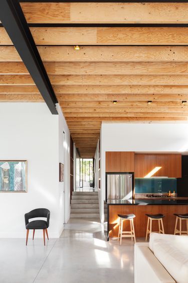 Exposed Trusses, Exposed Rafters, Timber Ceiling, Timber Beams, Casa Container, Open Space Living, Exposed Beams, Barn House, Elle Decor